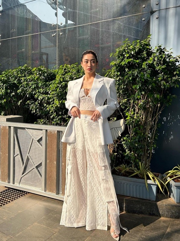 Hoa hậu Lương Thùy Linh diện váy hồng dài thướt tha tham quan, dạo chơi ở chợ Ấn Độ Hoa hậu Lương Thùy Linh diện váy hồng dài thướt tha tham quan, dạo chơi ở chợ Ấn Độ