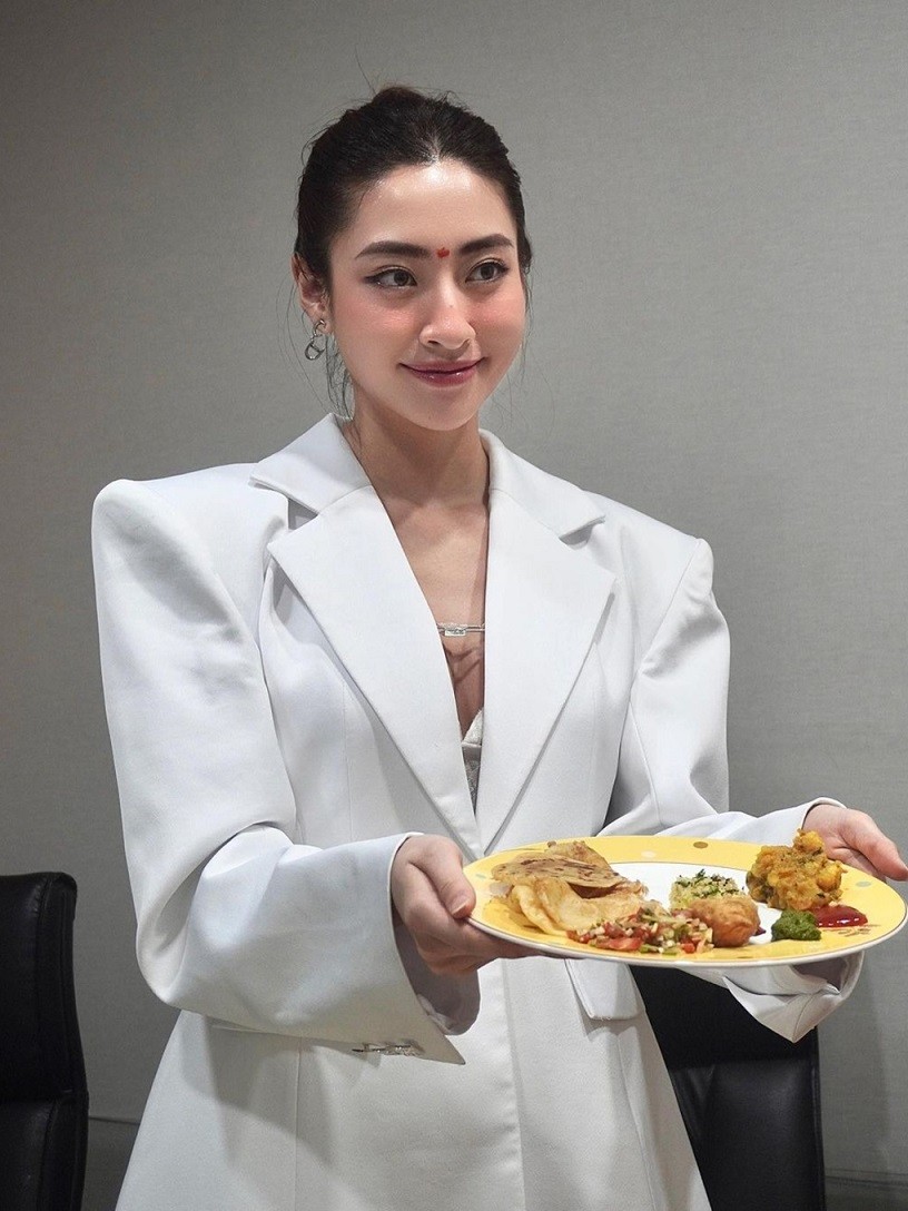 Hoa hậu Lương Thùy Linh diện váy hồng dài thướt tha tham quan, dạo chơi ở chợ Ấn Độ Hoa hậu Lương Thùy Linh diện váy hồng dài thướt tha tham quan, dạo chơi ở chợ Ấn Độ