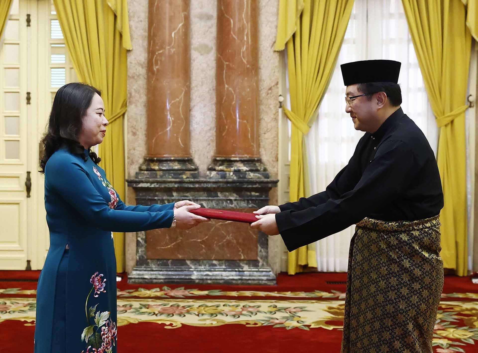 Quyền Chủ tịch nước Võ Thị Ánh Xuân tiếp Đại sứ Thuỵ Sỹ, Malaysia, Campuchia đến trình Quốc thư