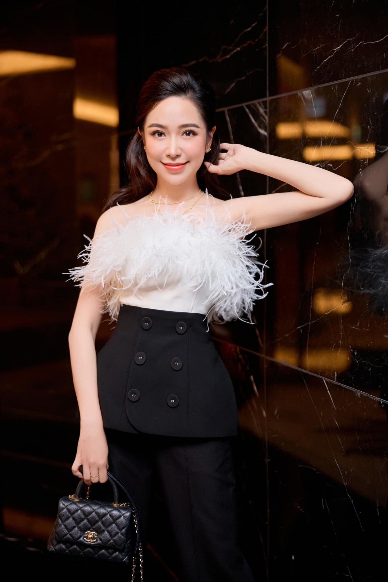 Gu thời trang cá tính của Kim Oanh phim Dưới bóng cây hạnh phúc