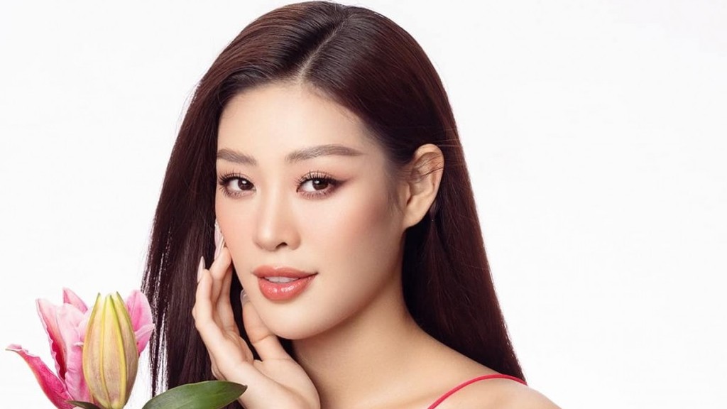 Sao Việt: Hoa hậu Khánh Vân dịu dàng bên hoa, ca sĩ Isaac thả thính, Midu nửa kín nửa hở...