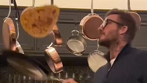 Tài lật bánh pancake của David Beckham, cậu cả Brooklyn và con gái út Harper