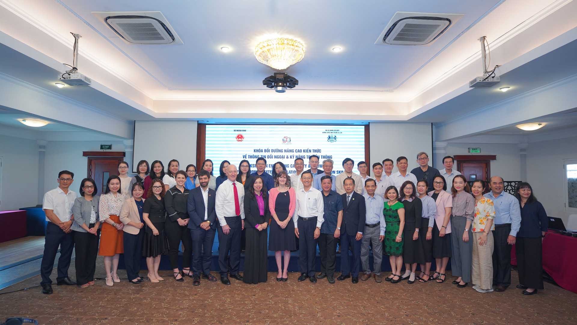 Các đại biểu chụp ảnh lưu niệm.