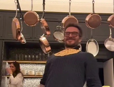 Tài lật bánh pancake David Beckham, cậu cả Brooklyn và con gái út Harper