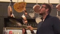 Tài lật bánh pancake của David Beckham, cậu cả Brooklyn và con gái út Harper