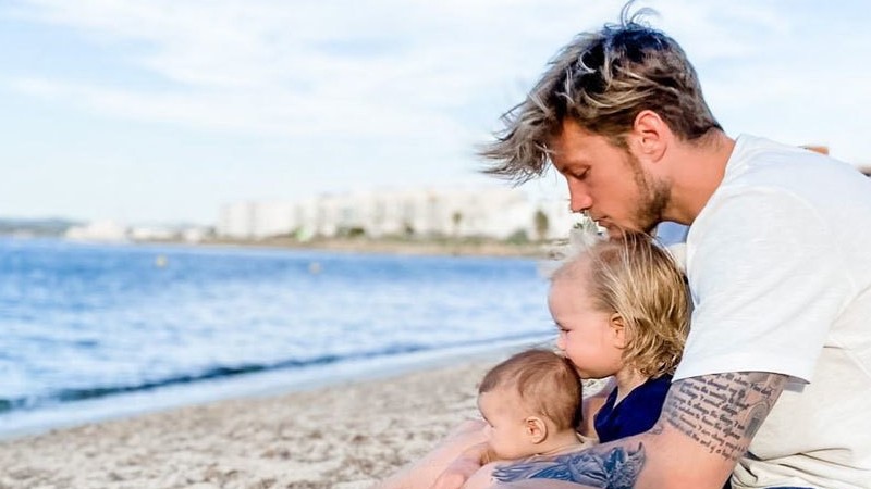 Tiền đạo MU Wout Weghorst hạnh phúc bên bạn gái lâu năm và 3 công chúa nhỏ