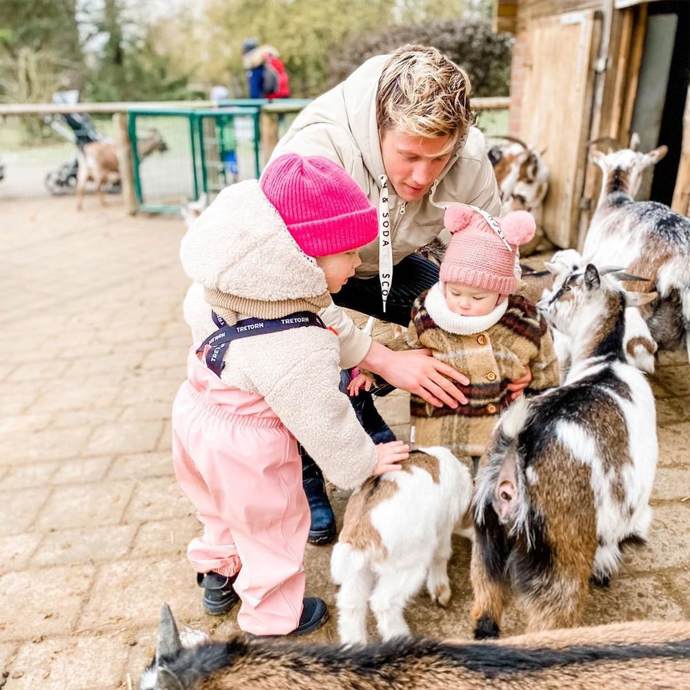 MU: Cuộc sống hạnh phúc của Wout Weghorst  bên bạn và 3 'công chúa' nhỏ