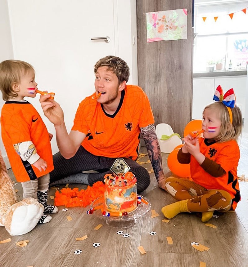 MU: Cuộc sống hạnh phúc của Wout Weghorst  bên bạn và 3 'công chúa' nhỏ