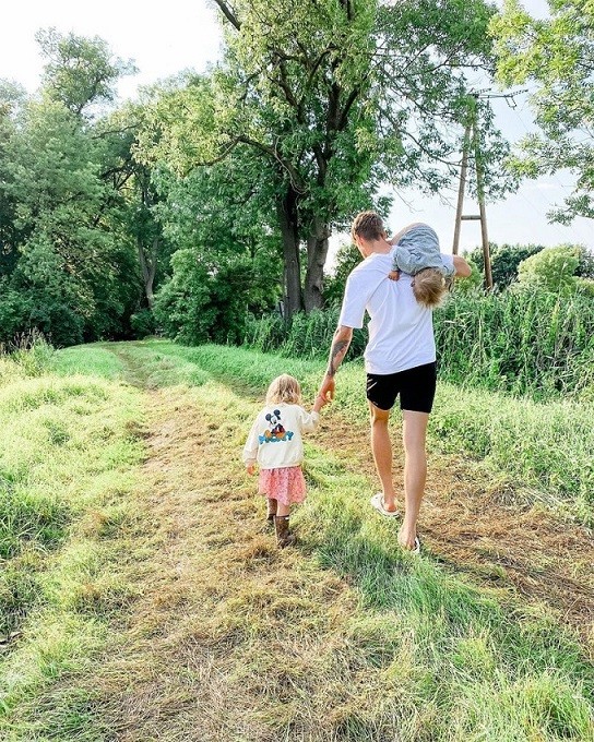 MU: Cuộc sống hạnh phúc của Wout Weghorst  bên bạn và 3 'công chúa' nhỏ