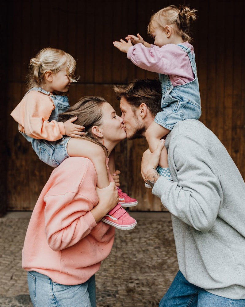 MU: Cuộc sống hạnh phúc của Wout Weghorst  bên bạn và 3 'công chúa' nhỏ