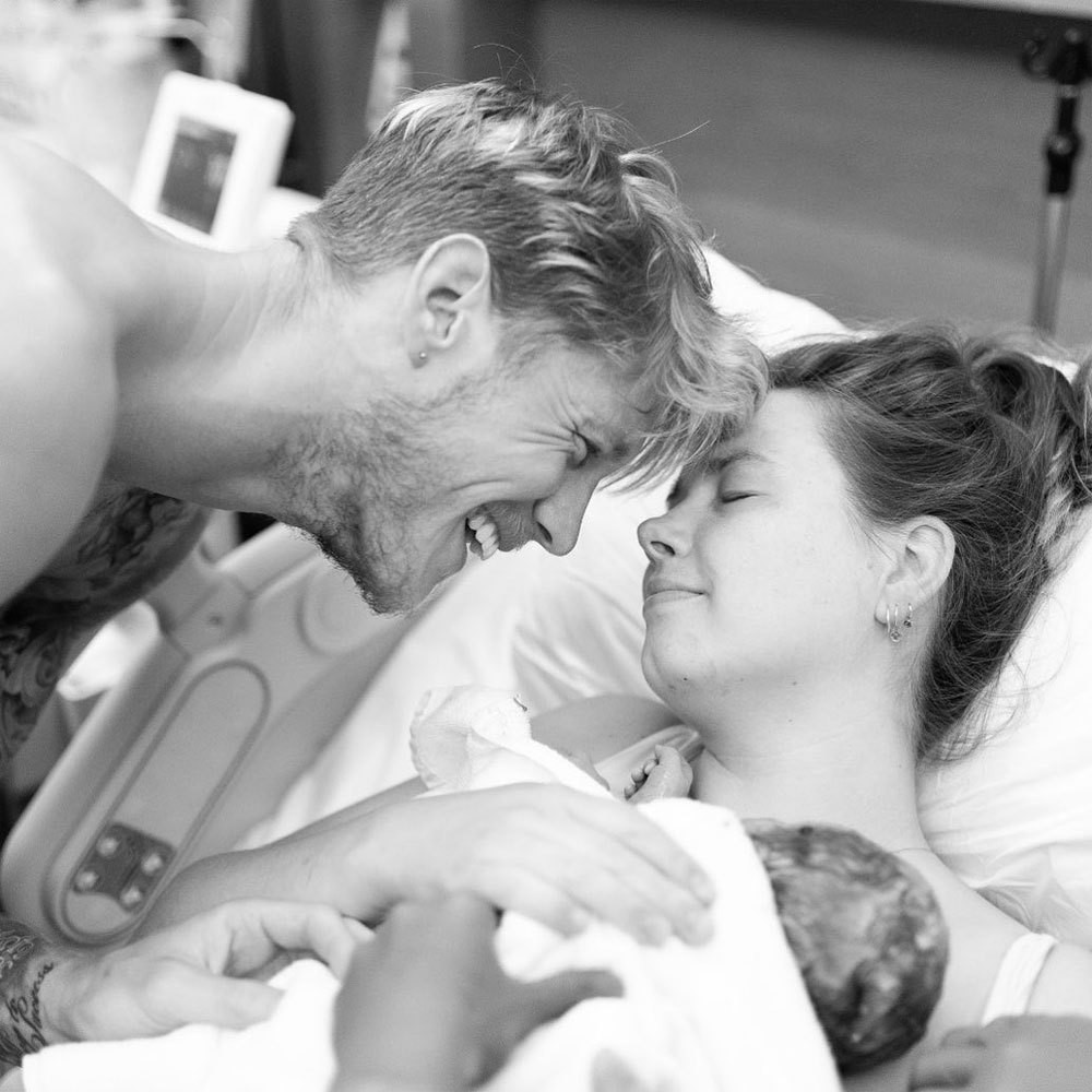 MU: Cuộc sống hạnh phúc của Wout Weghorst  bên bạn và 3 'công chúa' nhỏ