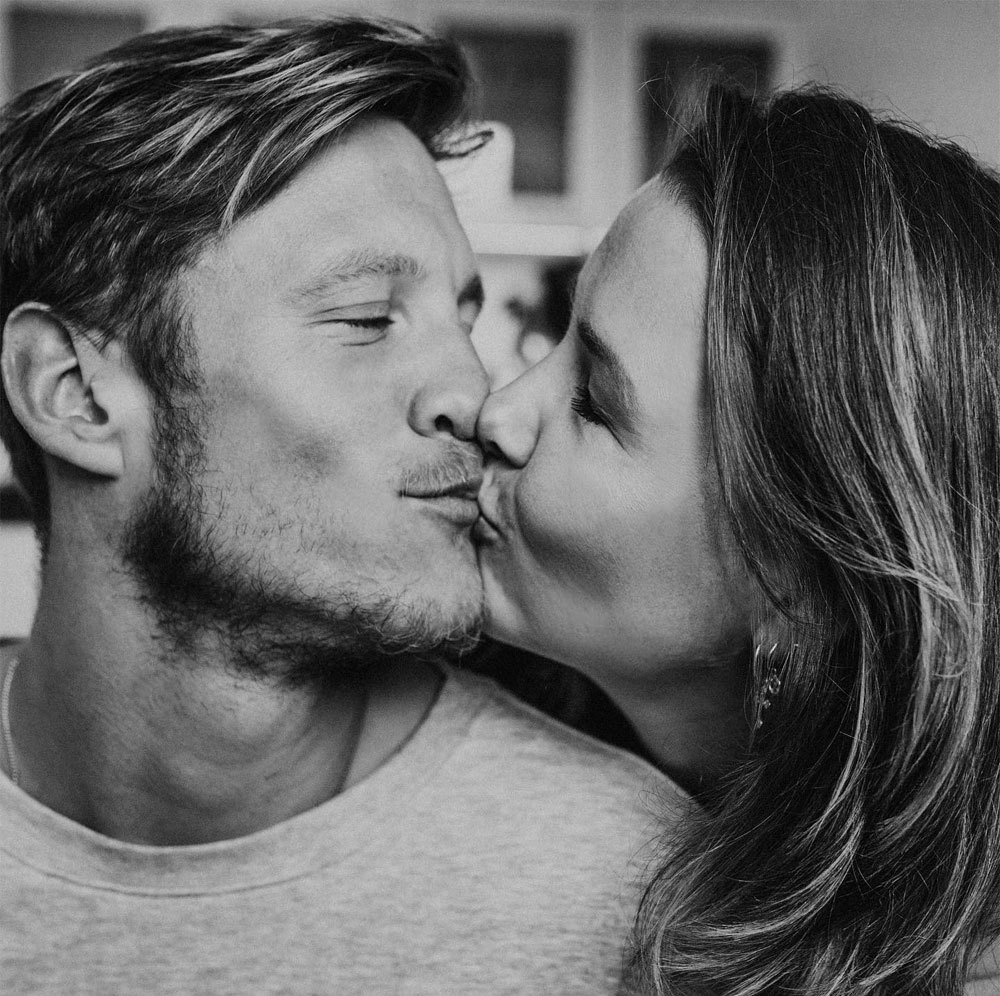 Tháng 8/2021, Wout Weghorst và bạn gái kỷ niệm 10 năm bên nhau. Trên trang cá nhân, người đẹp Nikki van Esch chia sẻ khoảnh khắc hai người trao nụ hôn nồng nàn cùng chú thích: '10 năm như này, 10 năm của chúng ta, 10 năm của anh và em, chúng ta, cùng nhau. Em tìm thấy người bạn thân nhất trong anh, người cha tuyệt nhất cho các con chúng ta và tình yêu của cuộc đời mình. Yêu anh bằng cả trái tim em'. Tiền đạo sinh năm 1992 cũng gọi Nikki là người bạn thân nhất.