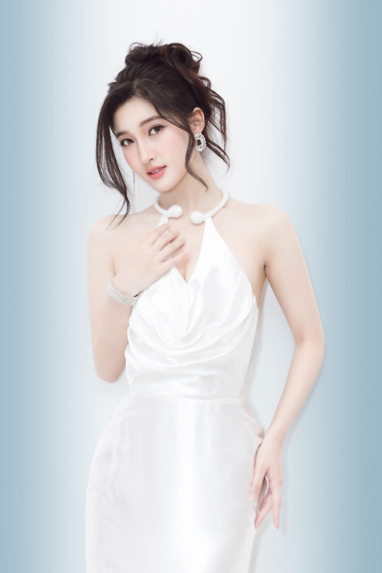 Á hậu Phương Nhi lại lên đồ sang chảnh