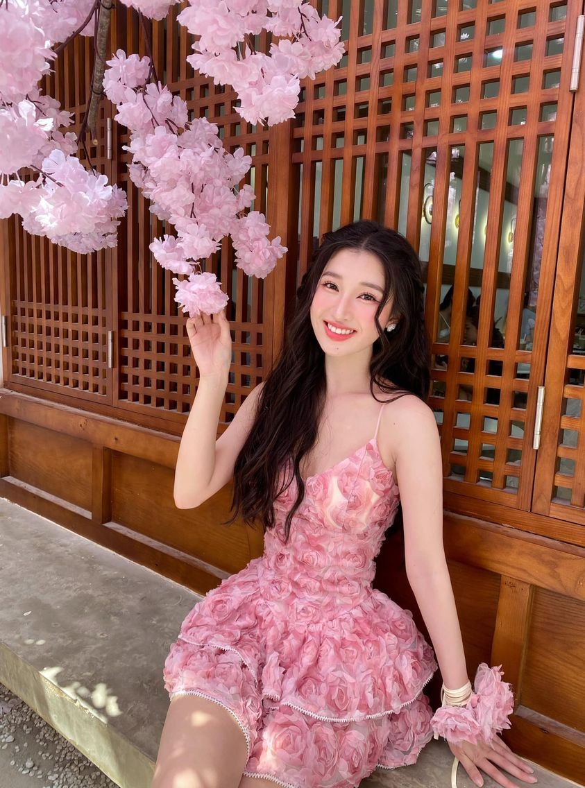 Á hậu Phương Nhi lại lên đồ sang chảnh