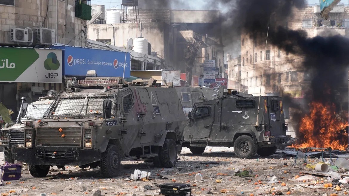 Khung cảnh hỗn loạn khi quân đội Israel đột kích vào Bờ Tây