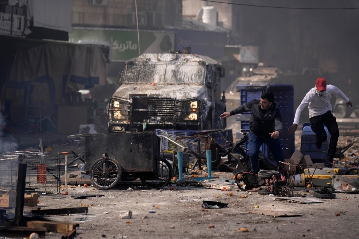 Hình ảnh hỗn loạn khi quân đội Israel đột kích Nablus