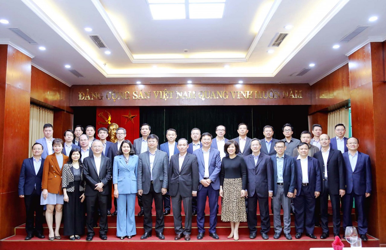 Trưởng Ban Đối ngoại Trung ương Lê Hoài Trung, Thứ trưởng Phạm Quang Hiệu chụp ảnh lưu niệm với Đoàn Trưởng Cơ quan đại diện. (Ảnh: Quang Hòa)