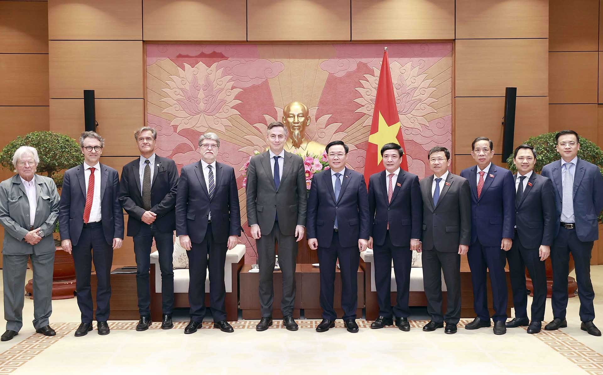 Chủ tịch Quốc hội Vương Đình Huệ chụp ảnh lưu niệm với đại biểu. (Nguồn: TTXVN)