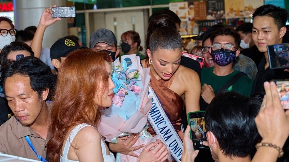 Lan Khuê đón Hoa hậu và Á hậu 1 Hoa hậu Hoàn vũ 2022