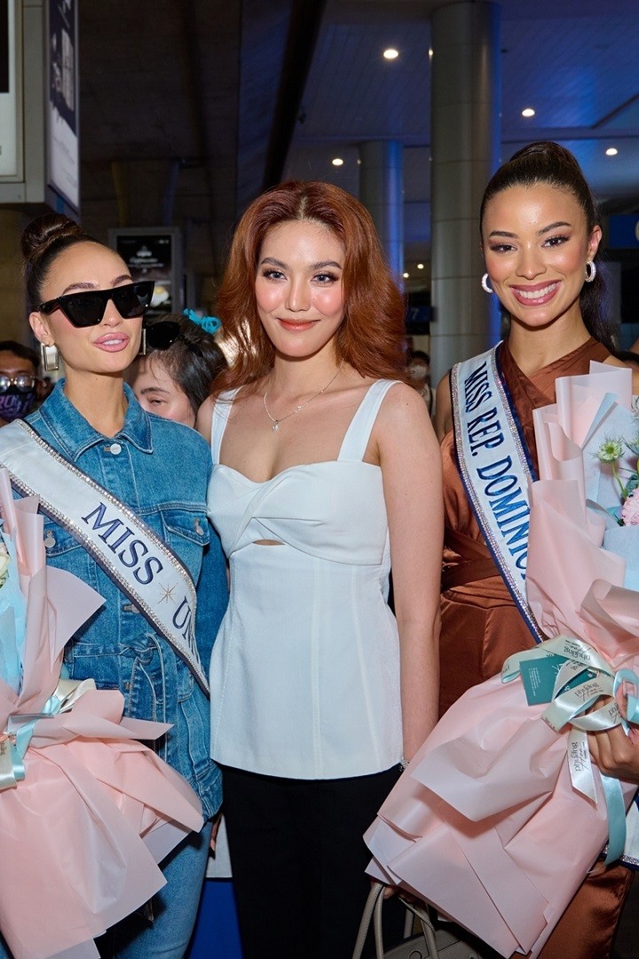 Lan Khuê diện đồ tối giản, có mặt từ sớm để đại diện đơn vị tổ chức sự kiện ở Việt Nam chào đón hai người đẹp quốc tế: Miss Universe R'Bonney Nola (người Mỹ gốc Philippines - trái) và á hậu 1 Andreína Martínez (người Cộng hòa Dominica). Ví lý do riêng, á hậu 2 Curaçao Gabriëla Dos Santos vắng mặt phút chót.