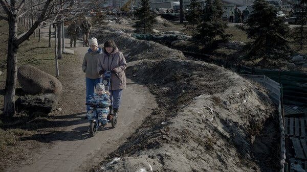 Một năm xung đột Nga-Ukraine: Cơn địa chấn chính trị và tìm ánh sáng cuối đường hầm