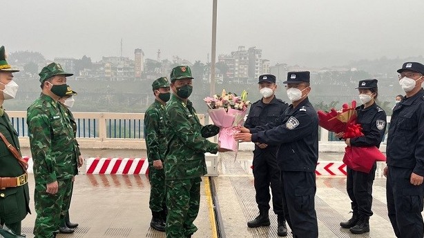Trao đổi thông tin tuần tra trực tiếp trên cửa khẩu Việt Nam-Trung Quốc
