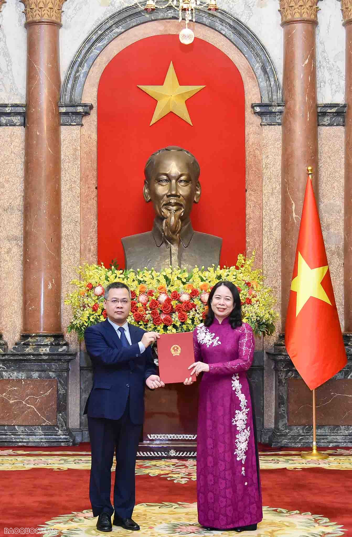 Những hình ảnh Quyền Chủ tịch nước trao quyết định bổ nhiệm cho 15 Đại sứ Việt Nam tại nước ngoài nhiệm kỳ 2023-2026