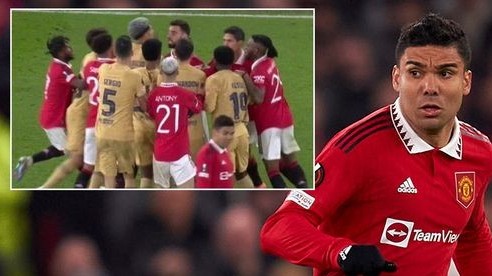 MU: Tình huống Casemiro né cuộc va chạm trên sân giữa Bruno Fernandes và các cầu thủ Barca