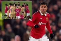 MU: Tình huống Casemiro né cuộc va chạm trên sân giữa Bruno Fernandes và các cầu thủ Barca
