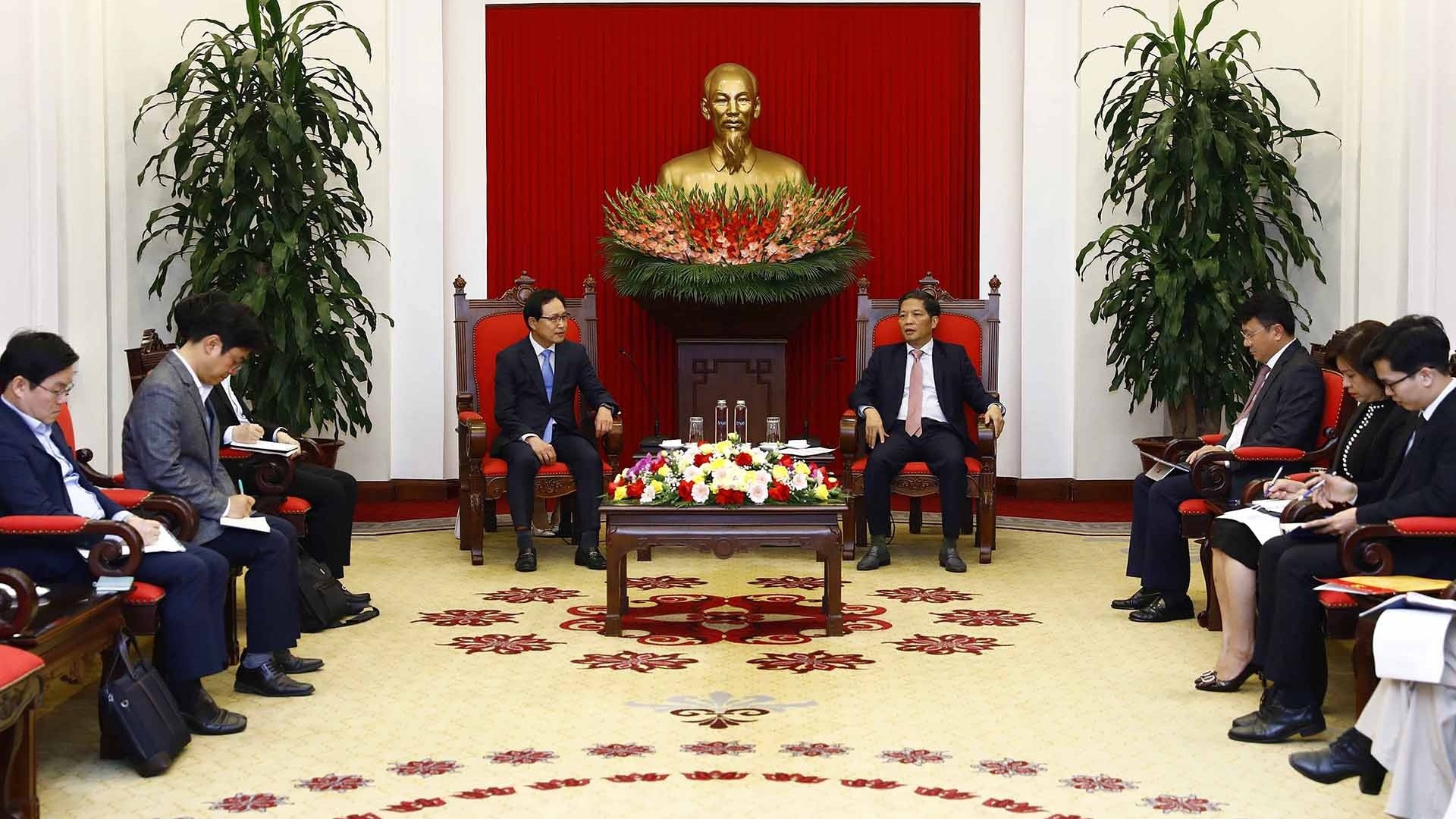 Trưởng ban Kinh tế Trung ương đề nghị Samsung thúc đẩy hợp tác chuyển giao công nghệ