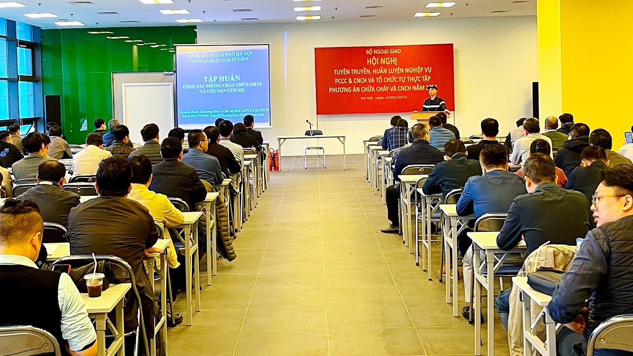 Phát biểu khai mạc Hội nghị tập huấn và diễn tập nghiệp vụ PCCC tại Bộ Ngoại giao, đại diện Ban chỉ huy Công an quận Nam Từ Liêm nhấn mạnh sự cần thiết của công tác PCCC và CNCH nhằm sẵn sàng ứng phó trong trường hợp có sự cố cháy, nổ; hướng dẫn sử dụng các trang thiết bị chữa cháy, vận hành bảo trì hệ thống báo cháy, thiết bị chữa cháy và chữa cháy tự động.
