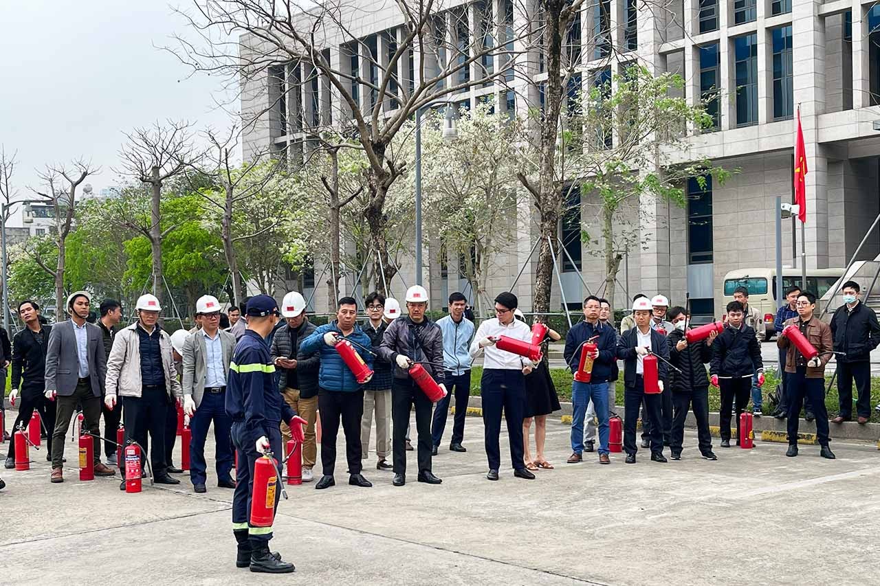 Cán bộ công chức của đơn vị còn được hướng dẫn sử dụng các thiết bị, phương tiện chữa cháy tại chỗ và cách thức xử lý nhanh các tình huống có thể xảy ra.