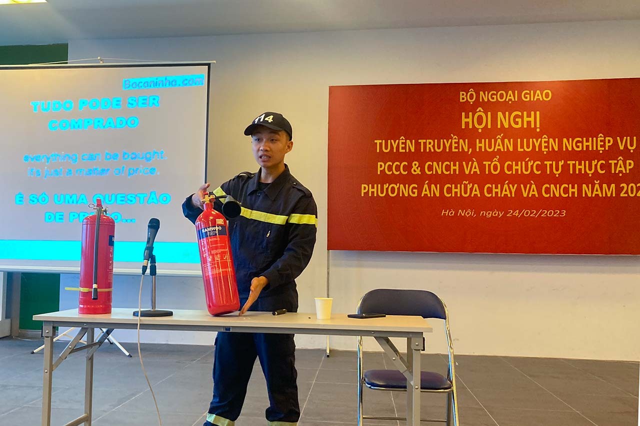 Tại buổi tập huấn các cán bộ tham gia đã nghe Giảng viên trường Đại học PCCC, Bộ Công an cung cấp những thông tin về một số vụ cháy lớn gây thiệt hại nghiêm trọng về người và tài sản trên phạm vi cả nước và thành phố Hà Nội trong thời gian gần đây cũng như truyền đạt những kiến thức cơ bản về PCCC, các nguyên nhân gây ra cháy, nổ và biện pháp PCCC tại cơ quan và gia đình.