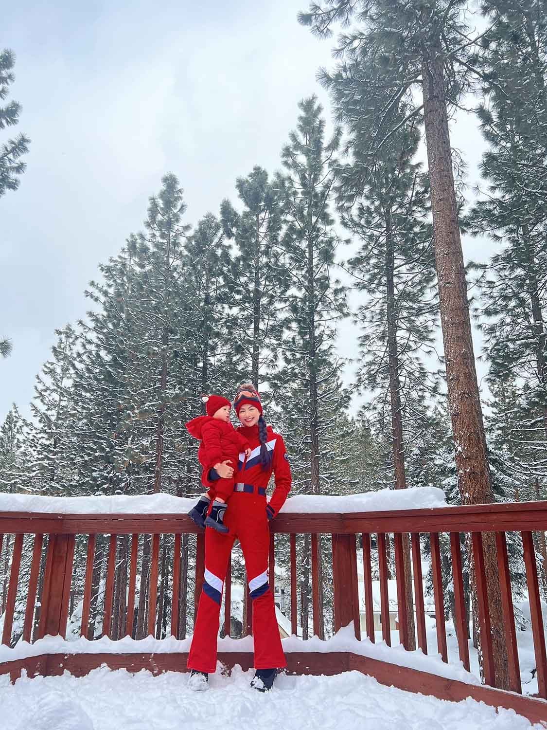 Hoa hậu Phạm Hương đưa các con đi chơi. Hoa hậu Phạm Hương đưa các con đi chơi.