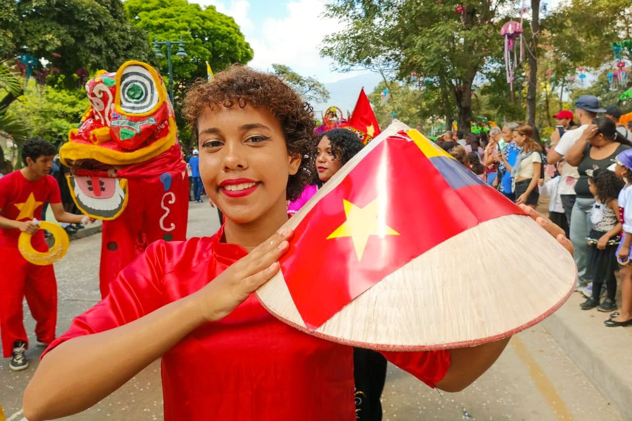 Việt Nam tham dự lễ hội hóa trang Carnaval truyền thống của Venezuela Việt Nam tham dự lễ hội hóa trang Carnaval truyền thống của Venezuela