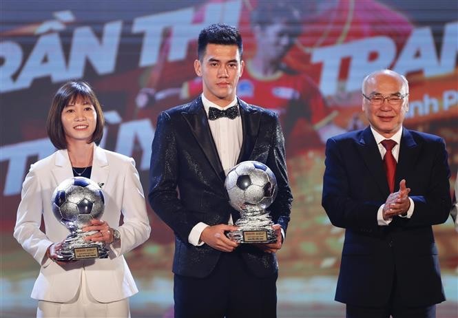 Văn Quyết, Huỳnh Như và Hồ Văn Ý giành Quả bóng vàng Việt Nam 2022