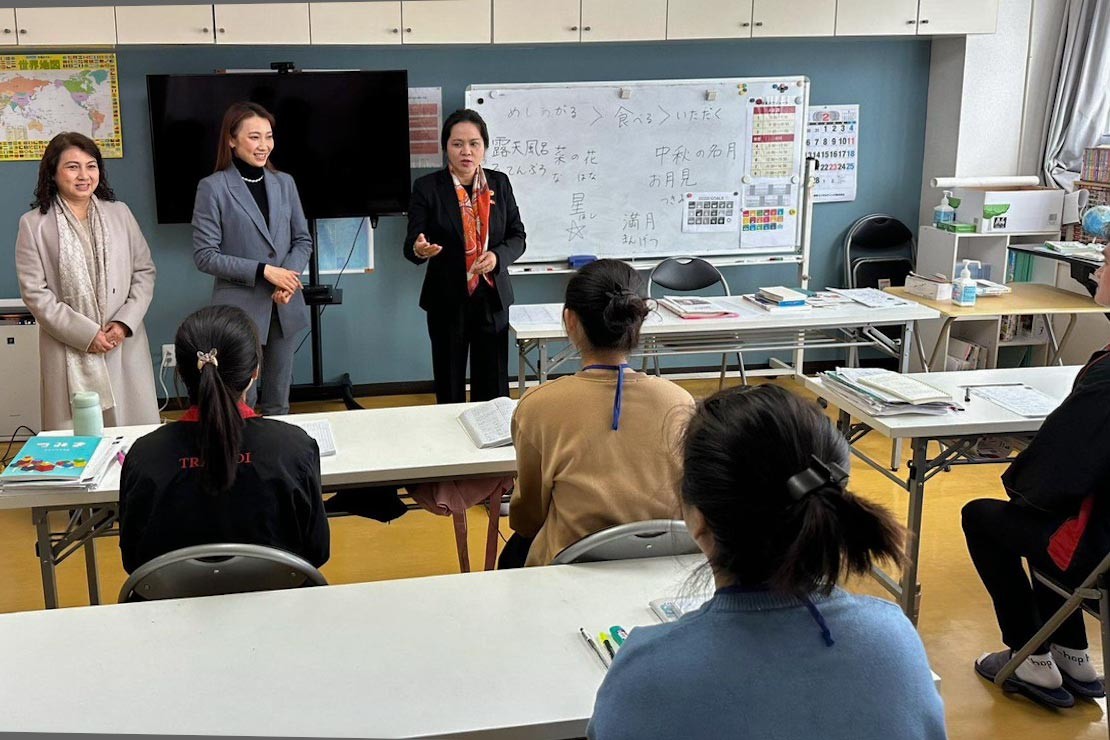 Tổng Lãnh sự đã đến làm tại công ty Viet Nam Trading, thăm các bạn thực tập sinh đang học tập tại công ty.