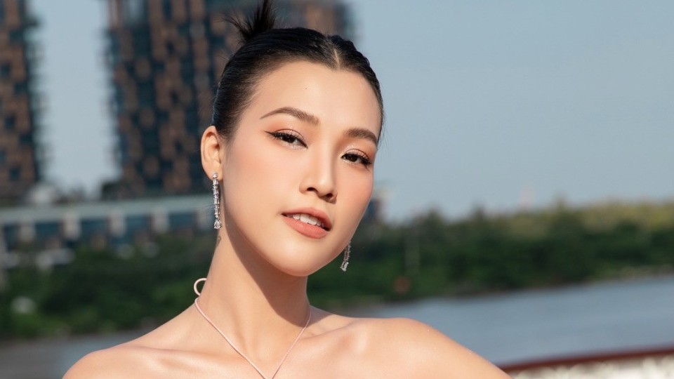 MC Hoàng Oanh xinh đẹp ngọt ngào cùng gu thời trang sang trọng