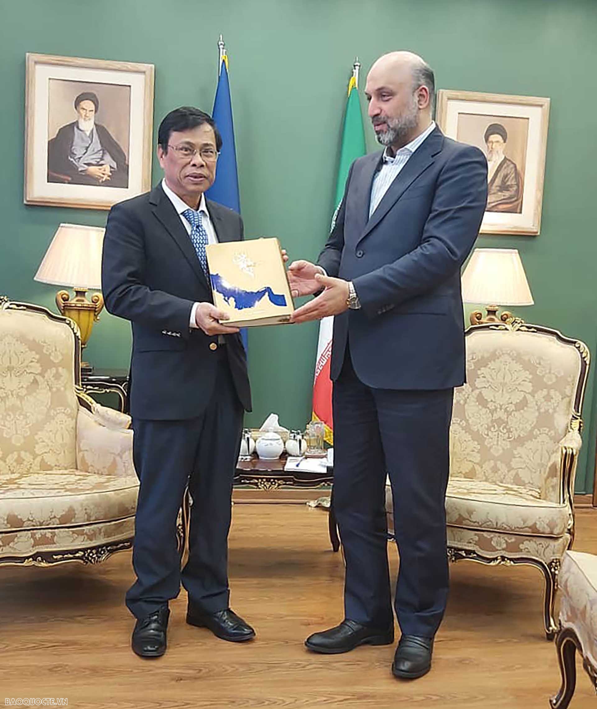 Đại sứ Lương Quốc Huy làm việc với ông Zeinalabedin Majid, Trợ lý Bộ trưởng Văn hóa và Định hướng Hồi giáo Iran. Đại sứ Lương Quốc Huy làm việc với ông Zeinalabedin Majid, Trợ lý Bộ trưởng Văn hóa và Định hướng Hồi giáo Iran.