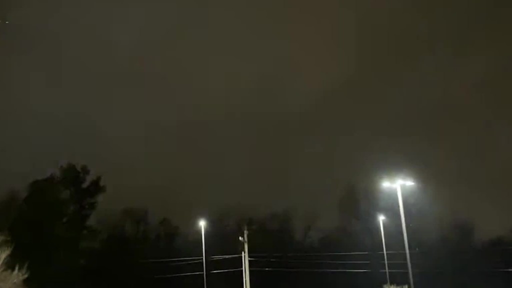 Mỹ: Lốc xoáy dữ dội gây nhiều thiệt hại và giao thông tê liệt ở nhiều nơi