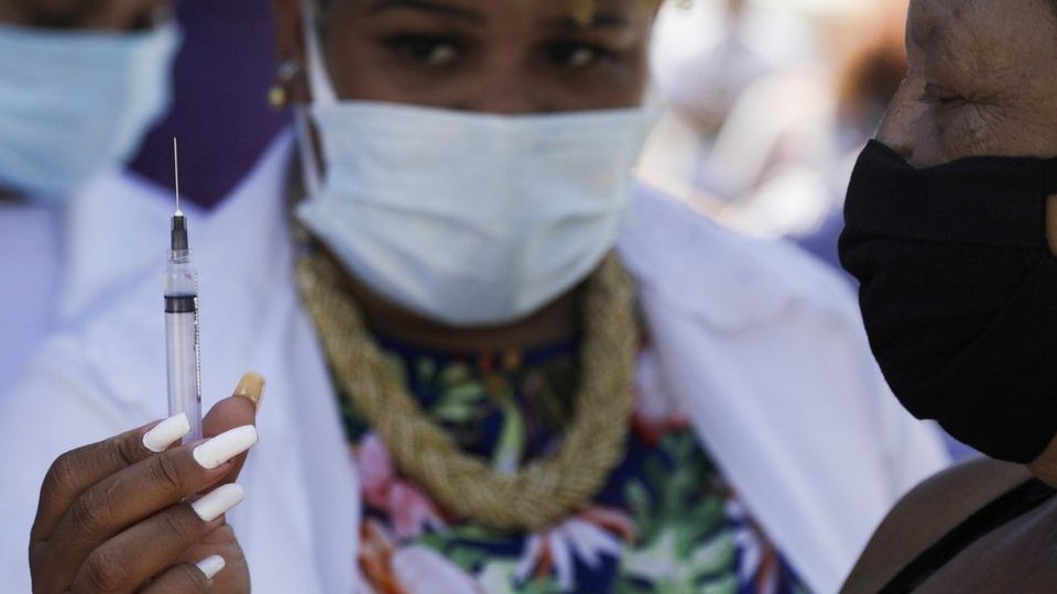 Brazil tiêm vaccine ngừa Covid-19 thể lưỡng trị cho nhóm người dễ tổn thương