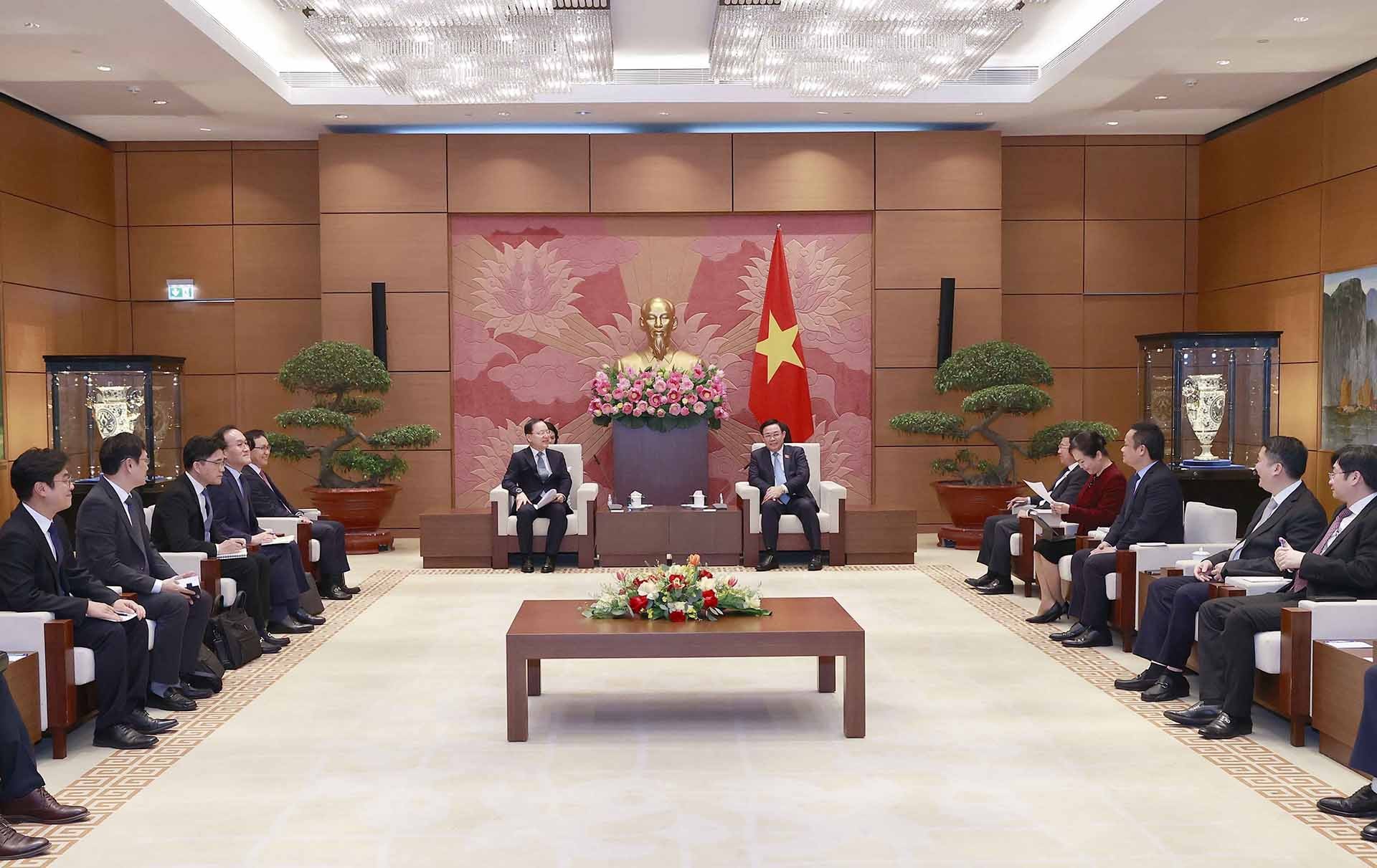 Chủ tịch Quốc hội Vương Đình Huệ tiếp ông Park Hark Kyu, Tổng giám đốc phụ trách tài chính Công ty Samsung Electronics. (Nguồn: TTXVN)