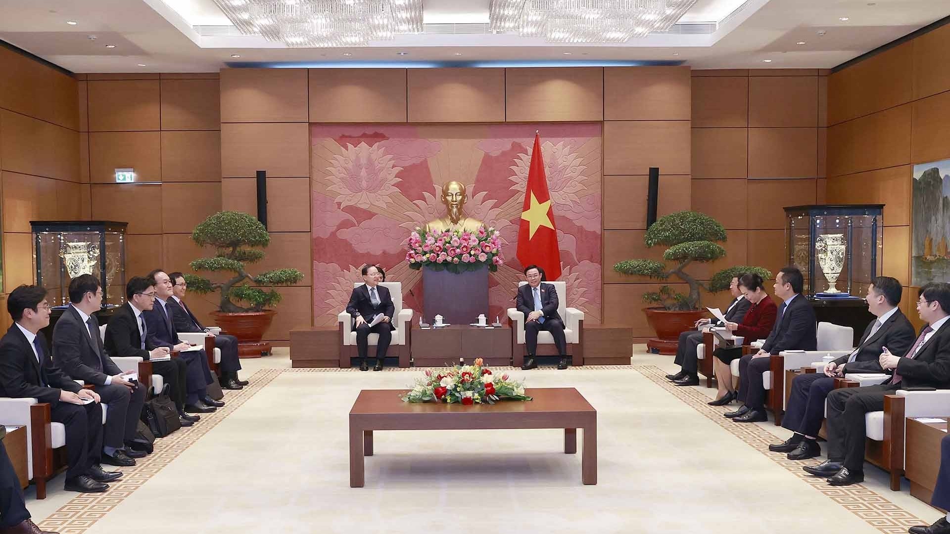 Chủ tịch Quốc hội Vương Đình Huệ tiếp Tổng giám đốc phụ trách tài chính Công ty Samsung Electronics