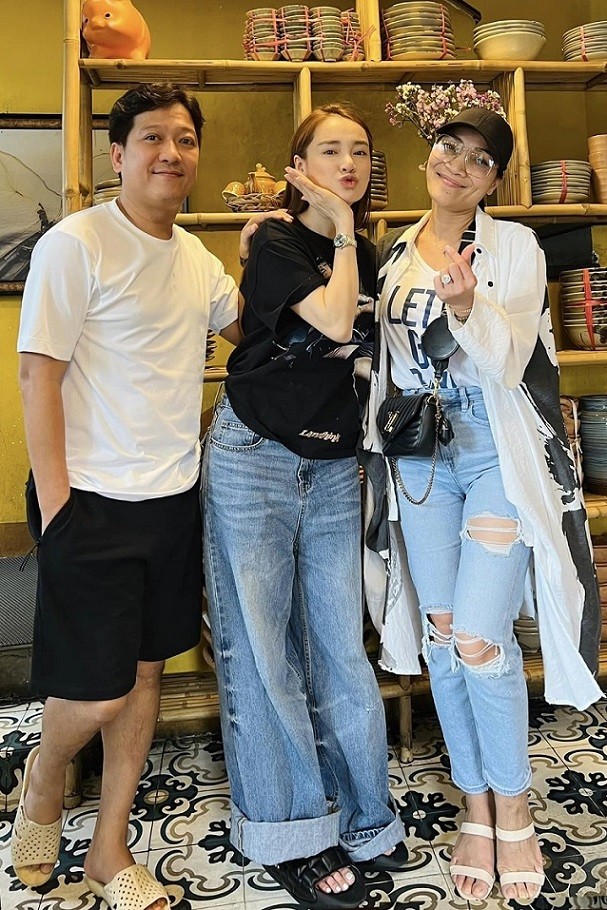 Trong khi Trường Giang đi dép tổ ong đơn giản, Nhã Phương cũng diện dép lê nhưng mức giá đắt đỏ đối lập. Thiết kế Balmain của Nhã Phương có giá 17 triệu đồng, được nhiều tín đồ thời trang yêu thích vì có phần đế 'dày cộp' ăn gian chiều cao.