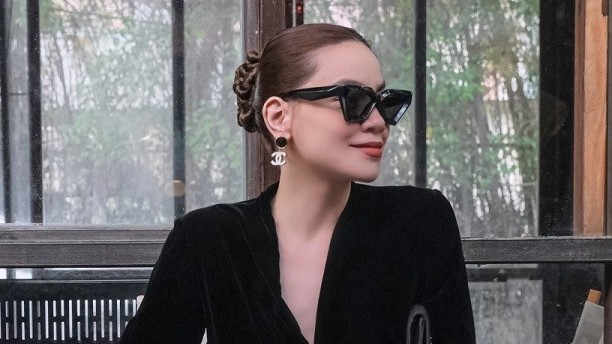 Khi Nhã Phương và Hồ Ngọc Hà cùng chọn mẫu dép hàng hiệu kiểu dáng cá tính