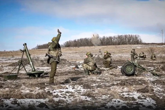 Tình hình Ukraine: Tổng thống Nga ra lệnh siết biên giới, Mỹ đánh giá xung đột, lo hệ quả từ viện trợ Kiev. (Nguồn: AP) Tình hình Ukraine: Tổng thống Nga ra lệnh siết biên giới, Mỹ đánh giá xung đột, lo hệ quả từ viện trợ Kiev. (Nguồn: AP)