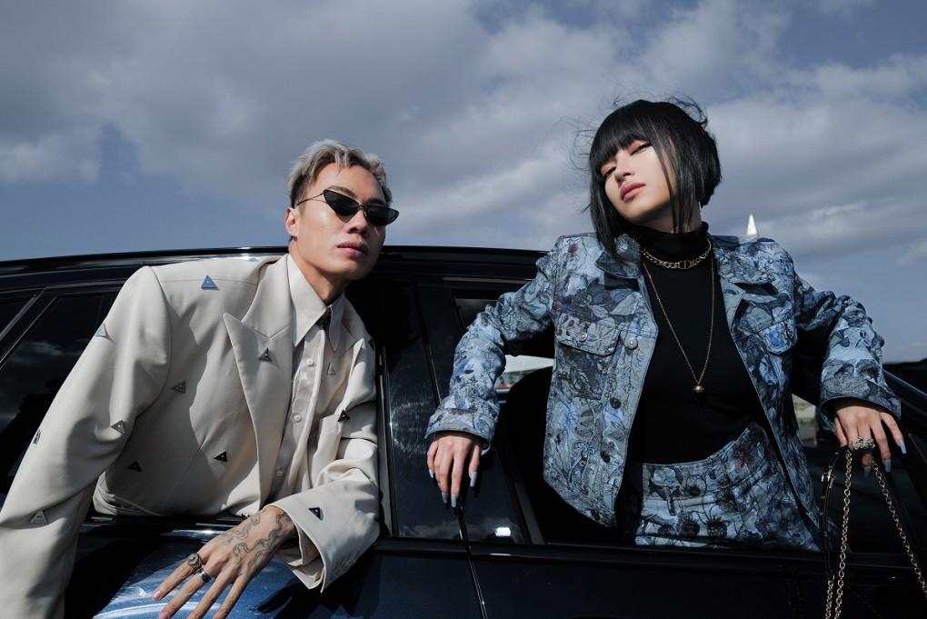 Alex Fox, Giám đốc sáng tạo của L'Officiel Việt Nam đồng hành cùng Châu Bùi trong show diễn lần này. Cả hai xuất hiện chung khung hình trong gam màu trang phục tương phản. Alex Fox, Giám đốc sáng tạo của L'Officiel Việt Nam đồng hành cùng Châu Bùi trong show diễn lần này. Cả hai xuất hiện chung khung hình trong gam màu trang phục tương phản.