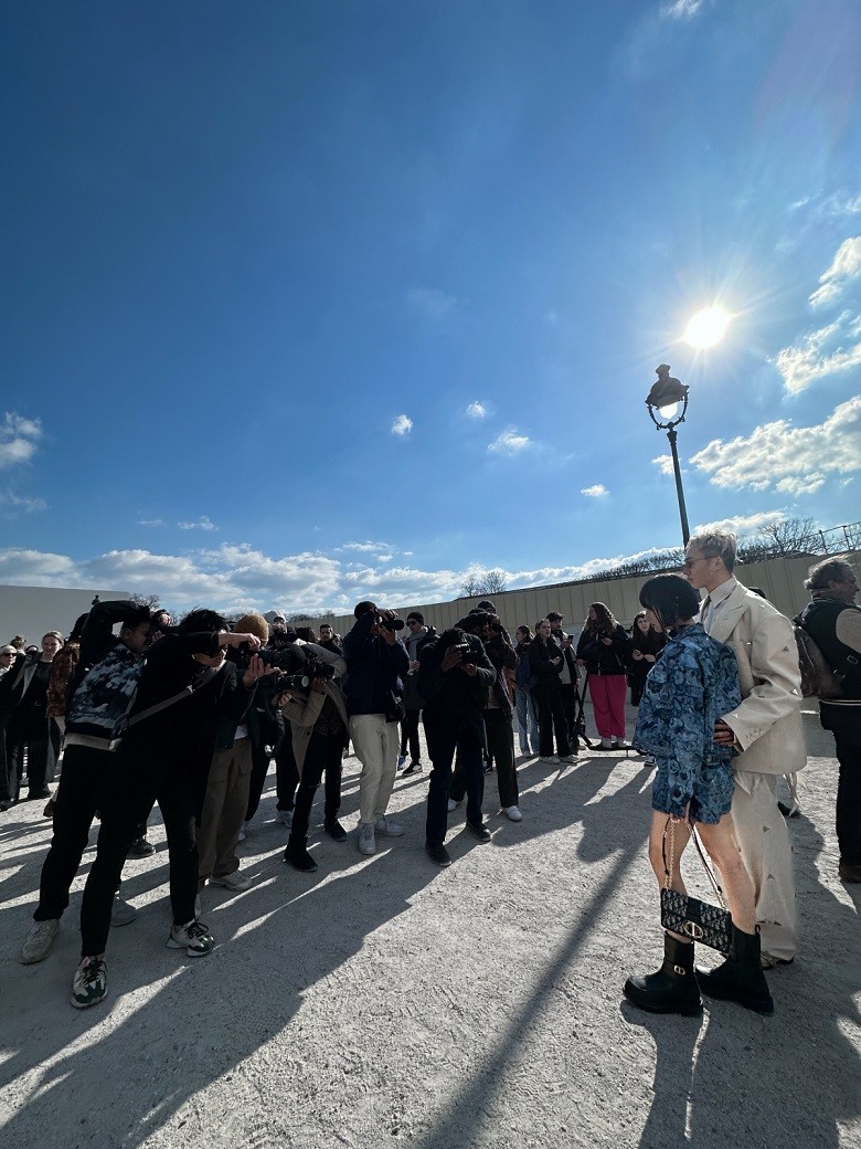 Cặp fashionista tạo nên những khoảnh khắc sánh vai thu hút nhiều ống kính nhiếp ảnh gia quốc tế. Cặp fashionista tạo nên những khoảnh khắc sánh vai thu hút nhiều ống kính nhiếp ảnh gia quốc tế.