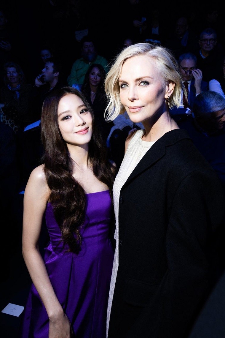 Show còn có sự tham gia của minh tinh Charlize Theron. Show còn có sự tham gia của minh tinh Charlize Theron.