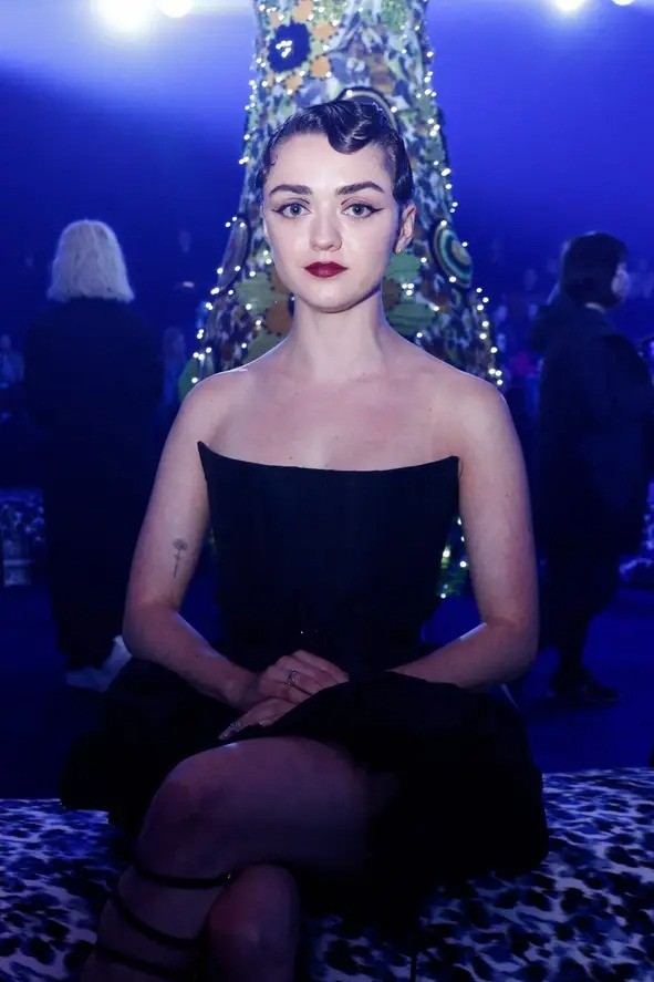 Diễn viên Maisie Williams ngồi trong không gian show diễn như một hòn đảo ở xứ sở thần tiên, nơi ánh sáng xanh và họa tiết hoa sặc sỡ bao trùm. Diễn viên Maisie Williams ngồi trong không gian show diễn như một hòn đảo ở xứ sở thần tiên, nơi ánh sáng xanh và họa tiết hoa sặc sỡ bao trùm.